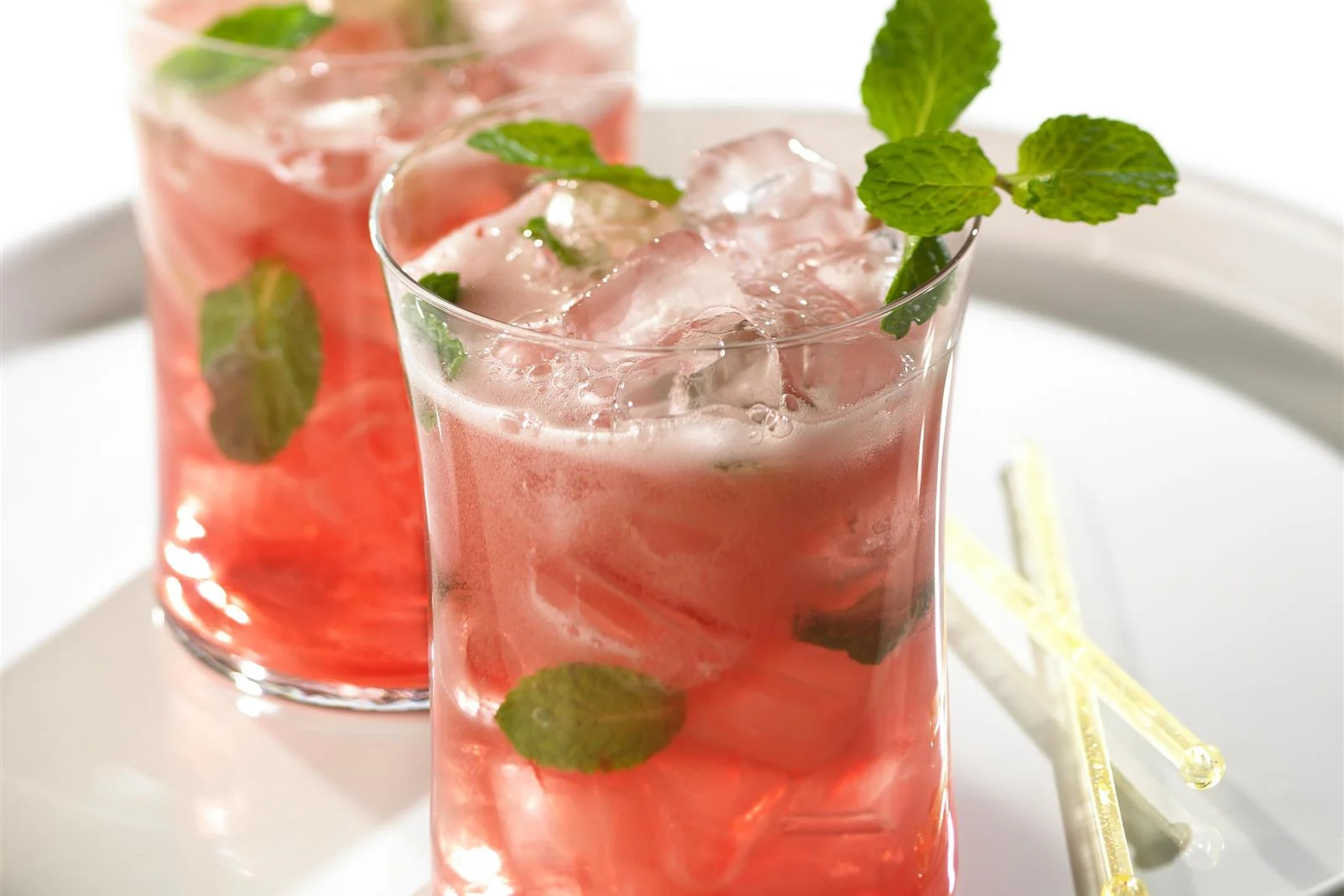 Cranberry spritzer con limón y menta